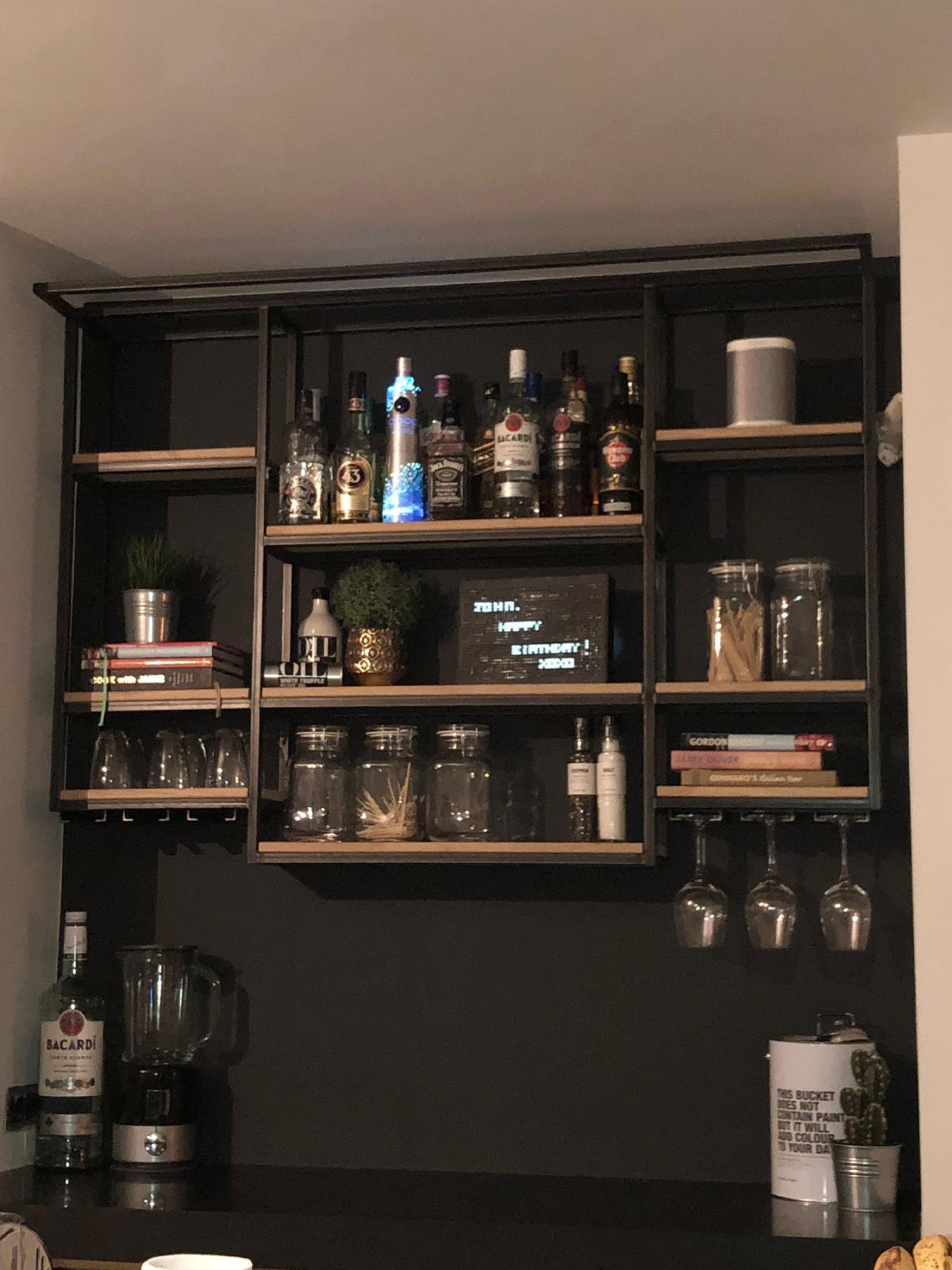 Stalen keukenkast met houten legborden. wijnglazen hangplank.