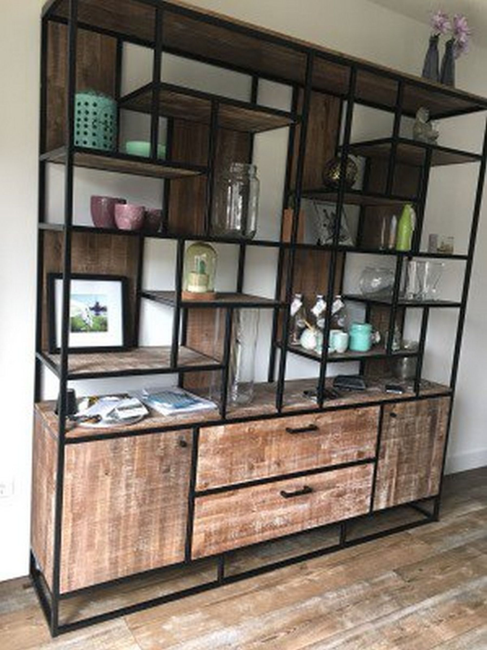 Wandkast met eikenlegbord planken. Voorzien softclose laden en poedercoating 9005