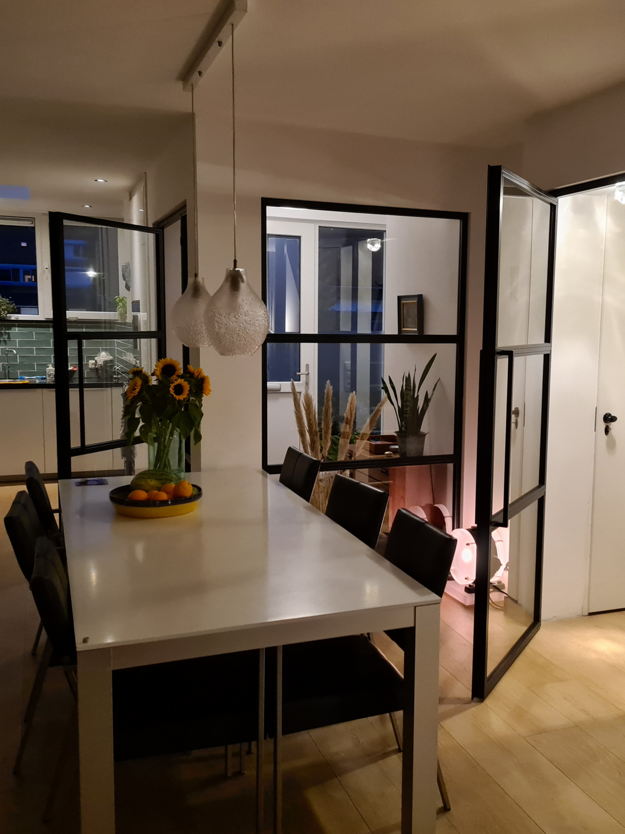 Stalen scharnierdeur, wand en deur met zijlicht , zijpaneel met kattenluik en prachtige gouden ruiten voor de meterkast. 